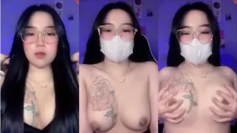 Vira Cewek Tatoan, Mainin Tetek Gede Sampe Muncrat.