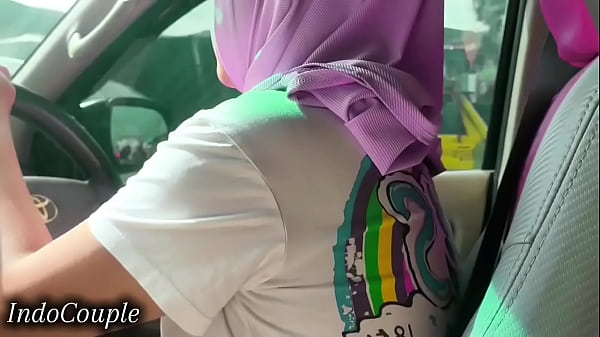 Istri Berhijab Di Jakarta Terekam Video Mesum Saat Nyetir Dan Entot Kontol Pacarnya