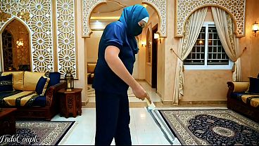 Pembantu Berhijab Disuruh Nyedot Kontol Majikan Sampe Nelen Mani