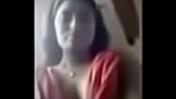 Lihat Cewek India Pamer Belahan Dada, Bikin Ngiler!