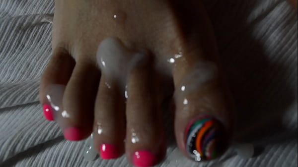 Sperma Mengalir Di Kaki Seksi Istri Asia