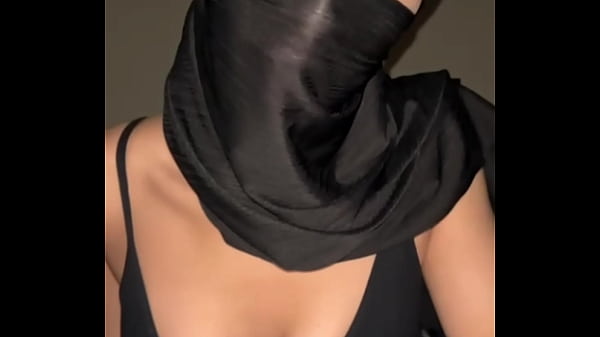 Arab Muslim Hijab, Dada Montok Bikin Klepek-klepek