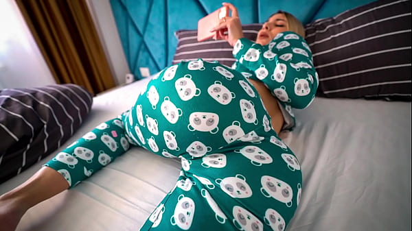 Kakak Tiri Ketahuan Nonton Film Porno, Lalu Kusurga Sampai Klimaks Dan Merengek Minta Dipuaskan Sampai Tumpah Dalam.