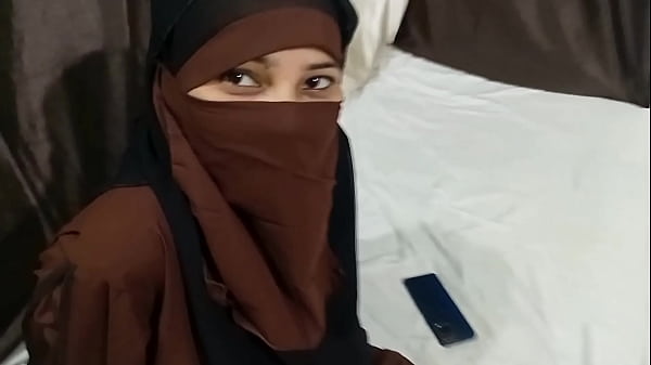 Mast Garm Muslim Didi Ne Apne Sautele Bhai Ke Saath Bed Par Hijab Uthake Jordaar Chudai Karwayi