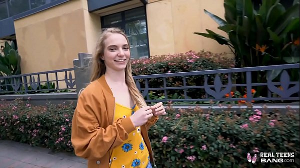 Gadis Rusia Mungil Digenjot Hingga Vagina Ketatnya Terasa Kembang Kempis
