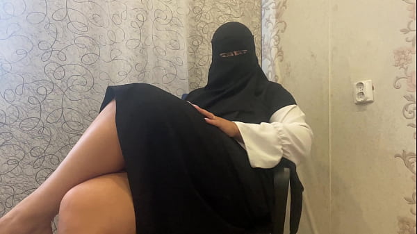 Ibu Tiri Arab Berhijab Colmek Sambil Nahan Nafsu.