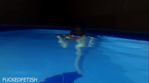 Helen Star Pakai Baju Renang Seksi, Kena Lampu Mobil Malem, Nyetir Sambil Pake Masker Kolam Renang.