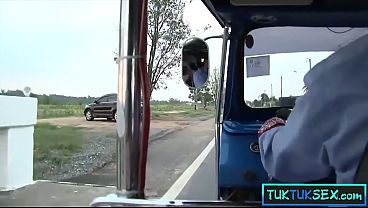 Ibu-ibu Thailand Amatir Digetok Di Pinggir Jalan, Langsung Digebah Di Perjalanan