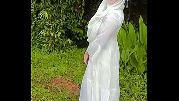 Nampol Banget Ngegoyang Pantat Hijab Di Luar