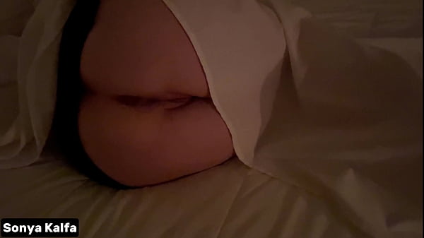 Malam Itu, Ibu Tiri Arab Yang Horny Digebukin Di Kasur Sampai Meraung-raung.
