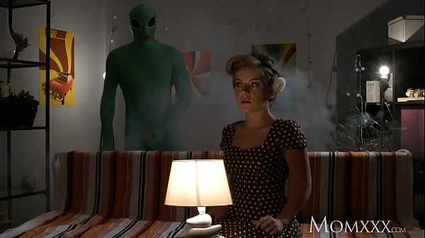 Ibu Rumah Tangga Sepi Dikerukin Alien Misterius Pas Malem Halloween, Dalem Banget Sampai Njerit
