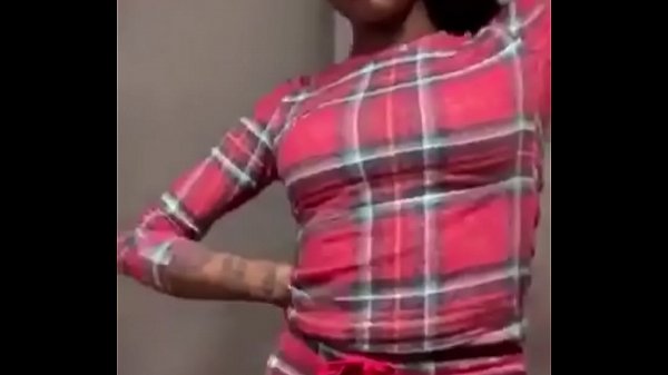 Tante Asian Doll Goyangin Pantat Montoknya Di Live Instagram, Sambil Nyanyi Lagu Baru, Mulutnya Gerak-gerak Bikin Greget.