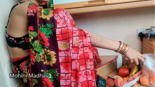 भारतीय देसी फल वाली मालिन ने भाव-ताव करने के लिए ग्राहक के संग जोरदार चुदाई की हिंदी ऑडियो