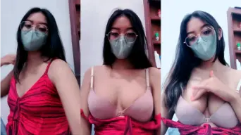 Yasmine Pamer Belahan Toket, Live Bikin Sange