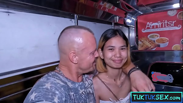 Gadis Thailand Kecil Digetarkan Di Pattaya, Naik Tuk Tuk Buat Main Ranjang.