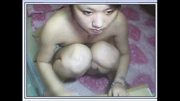 Gadis Cina Mungil Melebarkan Kakinya Di Depan Kamera