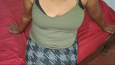 Wanita Asia Santai Sendiri, Siap Dimanjain, Paha Terbuka, Bibir Mengigit.