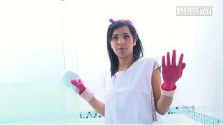 Pelayan Hotel Pake Sarung Tangan Karet Bungkukin Badan Siap-siap Gosok Pancuran, Bikin Tegang.