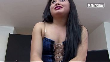 Goyangin Pantat Tebal Latina Pake Rok Mini… Dia Nggak Bisa Berhenti Meremasnya.