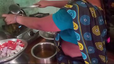 Ibu Rumah Tangga India Main Masak-masak Sambil Mainin Kontol Pacar Di Dapur.