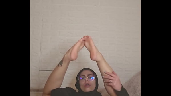 Ibu Rumah Tangga Arab Mia Pamer Kaki Pakai Niqab, Bikin Nafsu Naik.