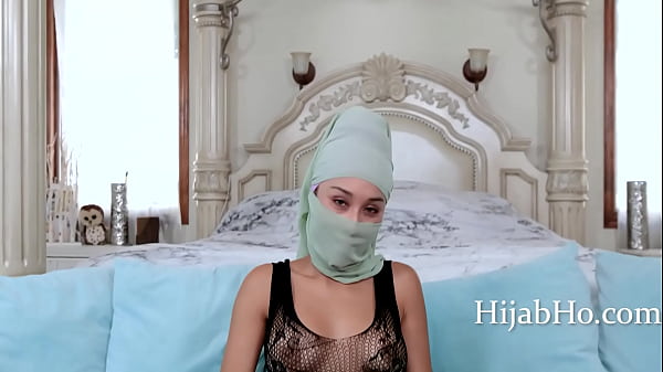 Ibu Tiri Berhijab Bikin Tenang – Cali Lee, Tubuh Menggoda