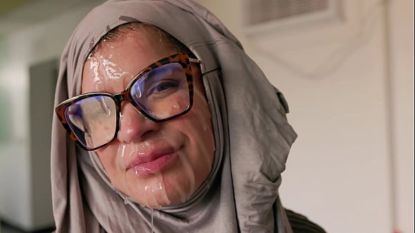 Hijab Cosplay Cewek Bule Tua Minta Digocoh Muka