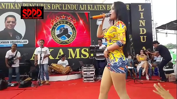 Tari Erotis Indonesia – Sintya Riske Goyang Liar Panggung Bikin Muncrat