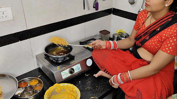 कोमल दिवाली पर नमकीन बना रही थी, देवर ने भाभी को लेने का मौका पा लिया