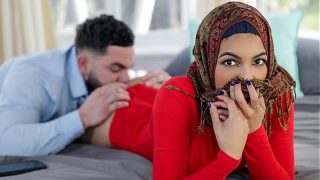 Anjing, Lu Mau Diajarin Sesuatu Sebelum Nikah, Nih? Hijab Lo Bakal Kebuka Sendiri Kalau Gua Yang Ngajarin.