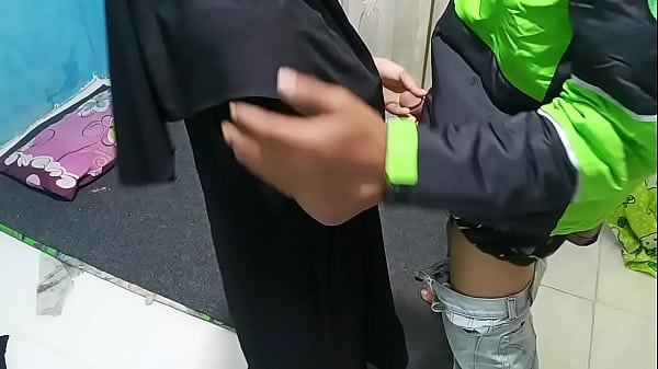 Prank, Bilang Mau Ngentot Sama Ojol, Malah Bikin Crot Di Dalem.