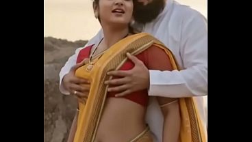 Bhabhi Desi, Saree Nyaris Robek, Tekan Payudara Sambil Ciuman Panas.