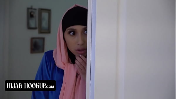 Penasaran, Pantat Sempurna Cantik Muslimah Berhijab, Memeknya Yang Rapat Digebukin Sama Instruktur Horny