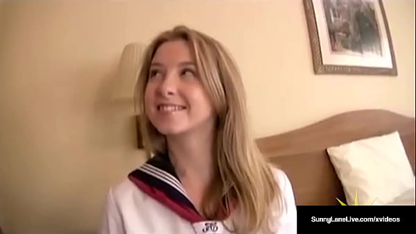 Pelajar Amerika Sunny Lane Ngencengin Memek Basahnya Dicolok Kontol Panas Asia!