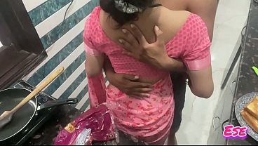 Desi Bhabhi Dapur Panas, Sambil Masak Dia Minta Digebukin.