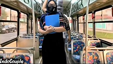 Istri Muslim Pulang Dari Kampus Sendirian Di Bis, Langsung Digaruk Orang Asing Di Balik Jilbabnya.