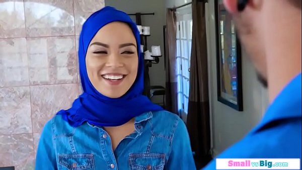 Gadis Arab Mungil Ngentot Digilir Dua Pria Besar