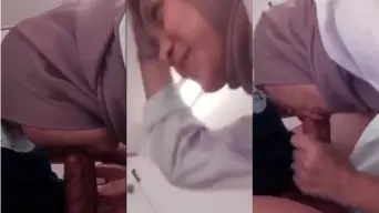 Cewek Ukhti Mesem Terus Lanjut Nyepong, Bibirnya Makin Basah.