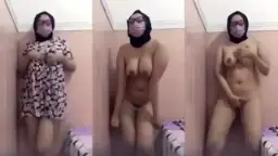Hijab Doang, Tapi Toket Bulatnya Nongol, Bugil, Binalnya Minta Ampun.