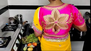 Malam Itu Di Dapur, Mertua Lagi Asyik Digenjot Adik Ipar, Sementara Suami Pergi Ke Pasar.