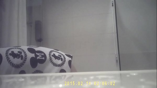 姐姐小奶诗诗洗澡被偷拍,湿身诱惑全看光