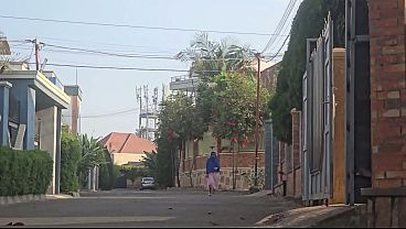 Mampus, Ada Ibu Arab Masturbasi Memek Di Luar Rumah Dekat Jalan Raya