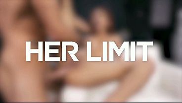 Gadis Asia Langsing Pakai Lingerie Pink, Badan Mengkilap Minyak, Ditusuk Keras Dari Belakang.