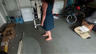 Ali Ajak Mantu Nongkrong, Mabuk-mabukan Sambil Main-main Di Balik Meja.
