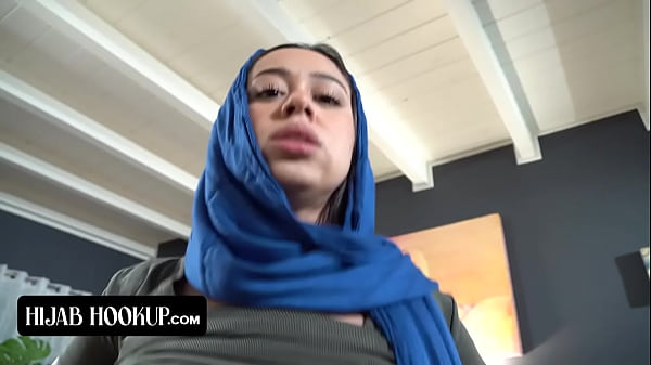 Nakal Banget Sih, Cewek Arab Ini Nyepong Kontol Abang Tirinya Biar Rahasia Mereka Nggak Bocor Ke Ortu Tiri Yang Galak