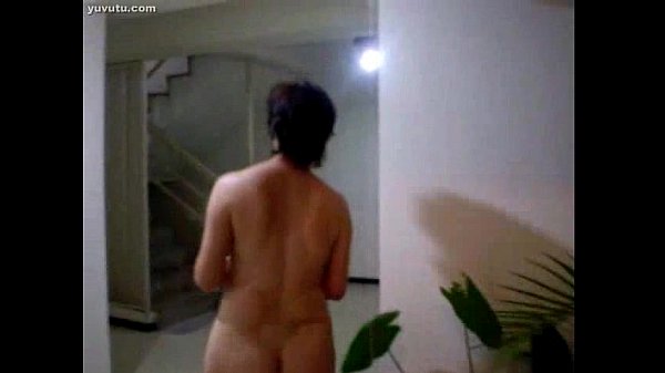 Mama Tua Cina Nyiram Tanaman, Pantat Basah Kena Siram.