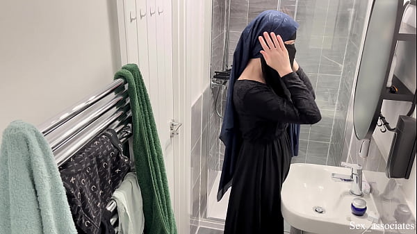 Omg! Nggak Nyangka Cewek Arab Bisa Gitu. Aku Lihat Langsung Cewek Muslim Arab Pakai Hijab Lagi Colmek Di Kamar Mandi.