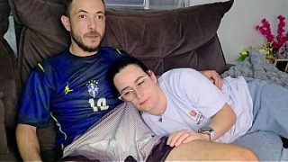 Kakak Tiri Digoda Adik Tiri Sambil Nonton Bola Brasil, Pelan-pelan Tangan Merayap Ke Celana