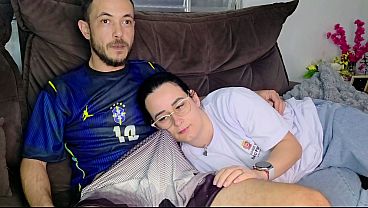 Kakak Tiri Digoda Adik Tiri Sambil Nonton Bola Brasil, Pelan-pelan Tangan Merayap Ke Celana