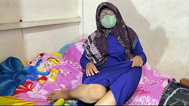 Wanita Berhijab Lagi Mainin Diri Sendiri, Basah Kuyup, Nafas Tersengal-sengal.